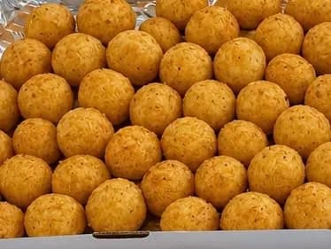 Crumbed cheese and ham balls on a serving tray