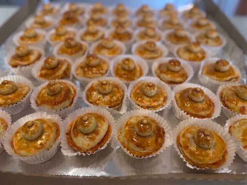 Small pies filled with chicken and sliced hearts of palm